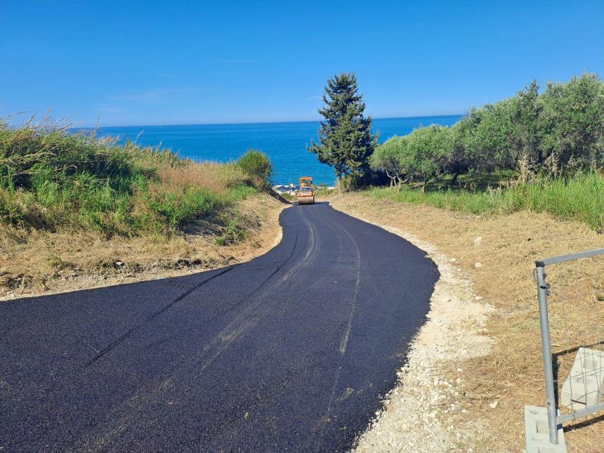 "Nuovo asfalto in località Canale per raggiungere la spiaggia"