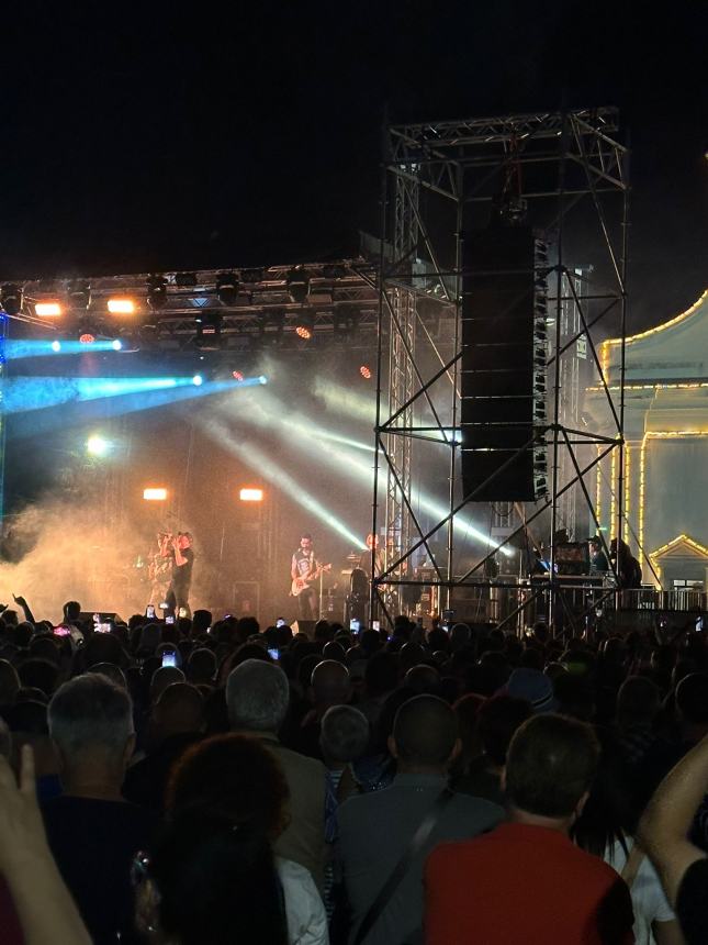 A Casalbordino piazza della Madonna dei Miracoli gremita per il concerto di Raf