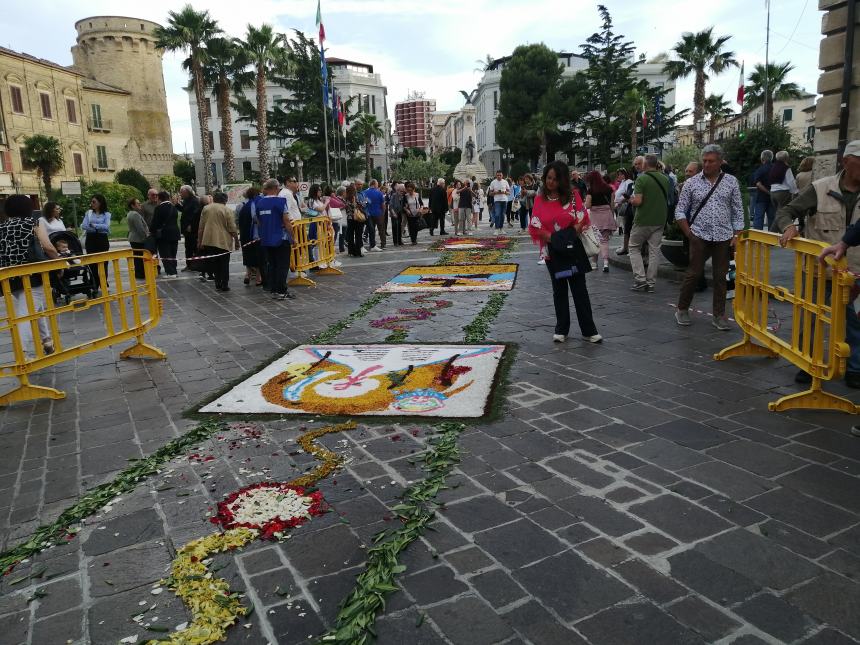 A Vasto il corteo del Corpus Domini lungo il colorato tappeto di fiori: “Preghiamo per la pace”