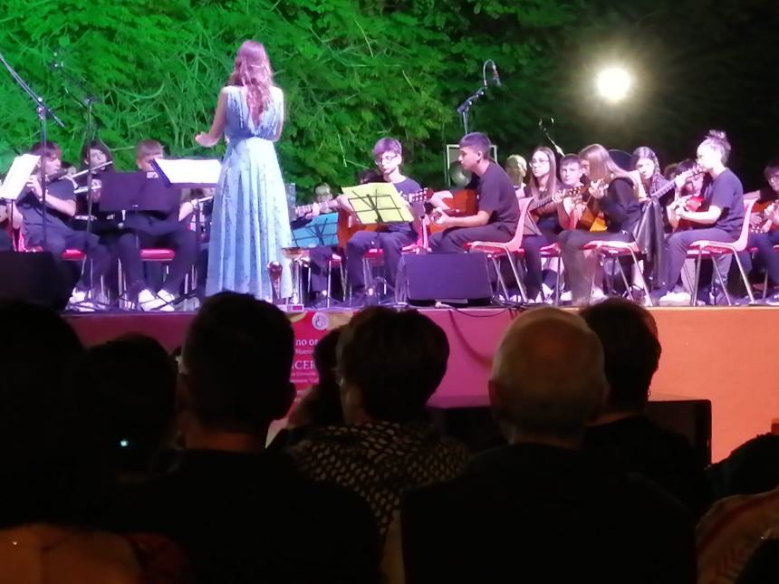 Musica, riflessioni e doni al concerto dell'Orchestra Rossetti: "Complimenti per la vittoria" 