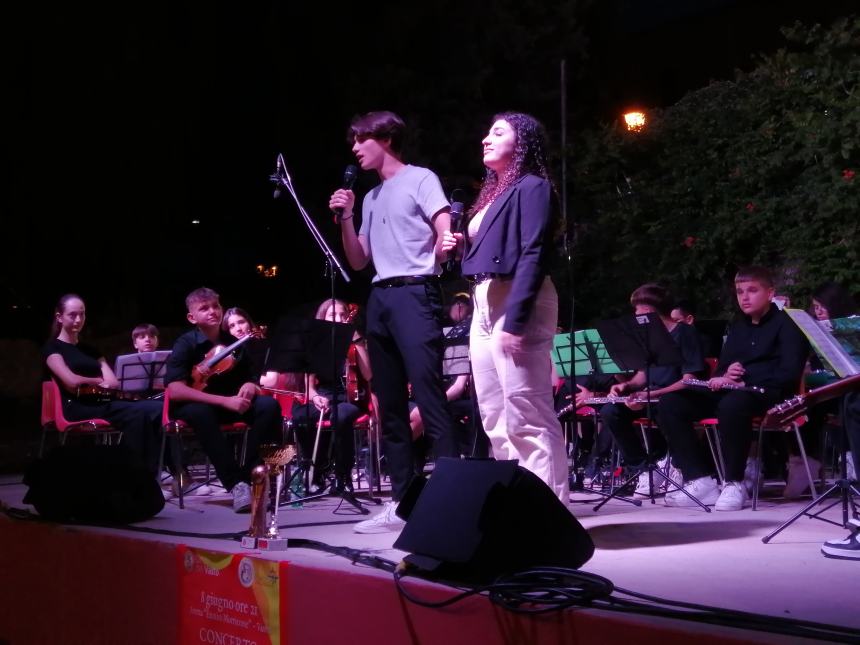 Musica, riflessioni e doni al concerto dell'Orchestra Rossetti: "Complimenti per la vittoria" 