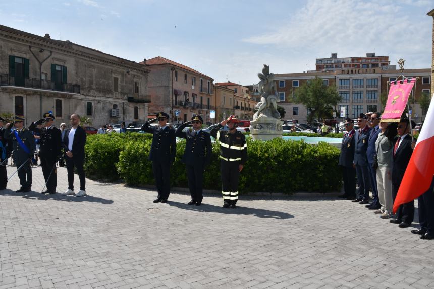 Cerimonia dell’alzabandiera a Piazza Sant’Antonio