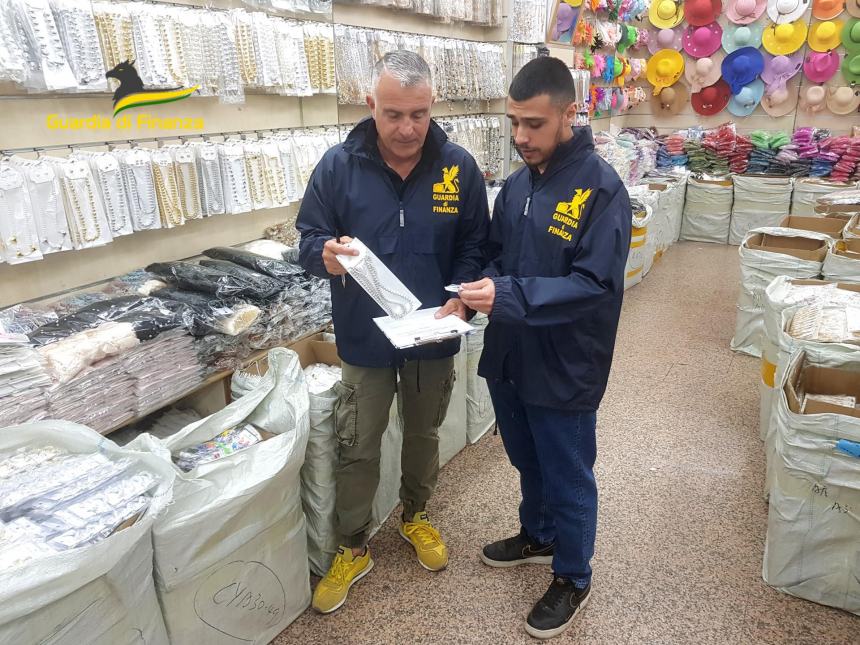 Bijoux non conformi, sequestrati 250mila pezzi e denunciato l'importatore per frode in commercio