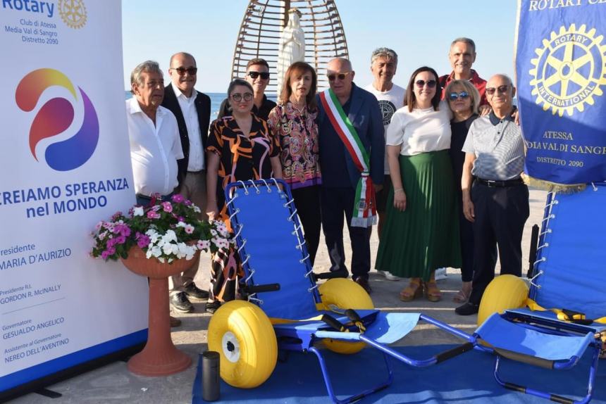 Donate a Casalbordino 2 carrozzine job per persone con disabilità dal Rotary di Atessa 