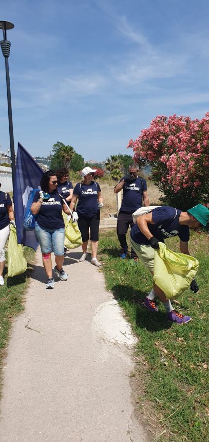 30 bottiglie di vetro e 10 sacchi di rifiuti: è tornata la raccolta Plastic Free a Vasto Marina 