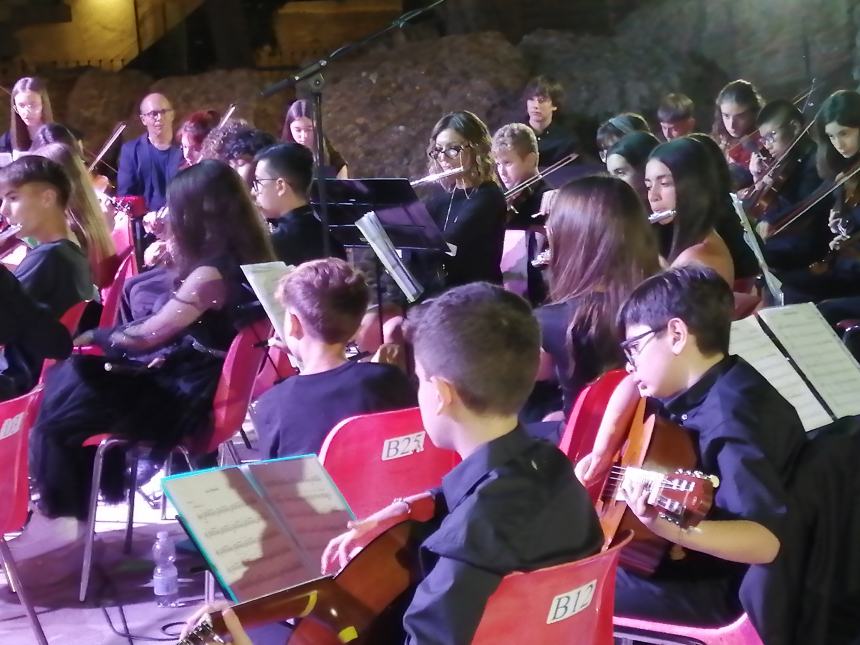 Musica, riflessioni e doni al concerto dell'Orchestra Rossetti: "Complimenti per la vittoria" 