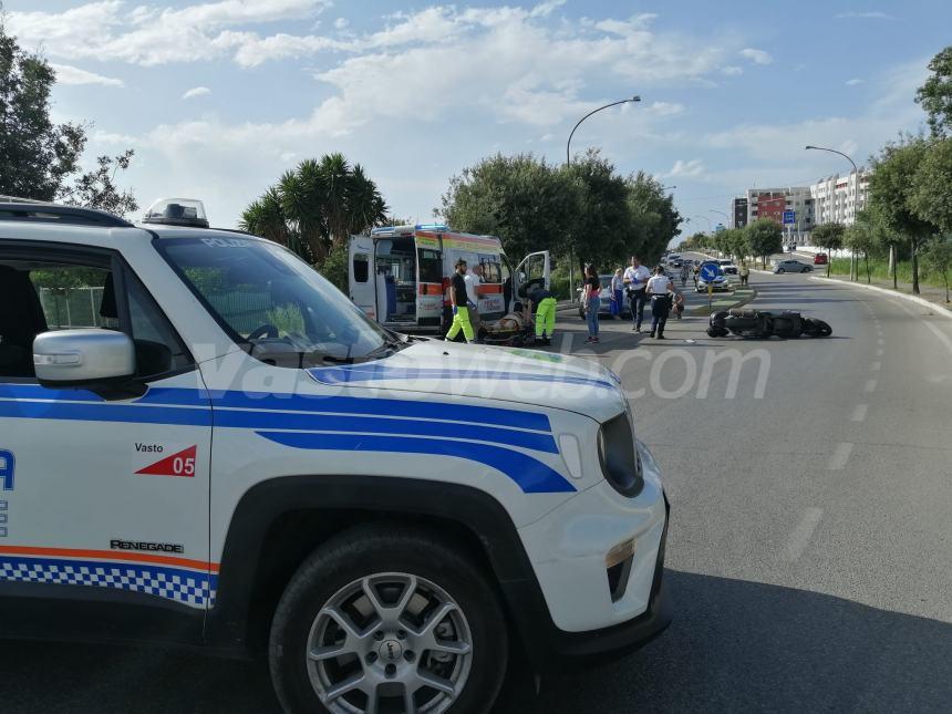 Scontro auto-scooterone sulla Circonvallazione Histoniense, ferito un uomo