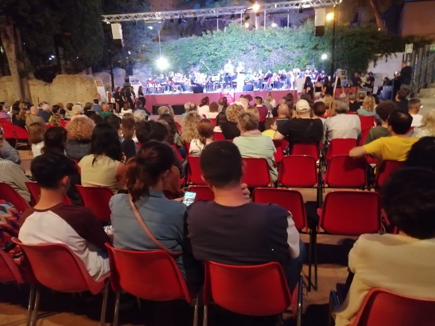 Musica, riflessioni e doni al concerto dell'Orchestra Rossetti: "Complimenti per la vittoria" 