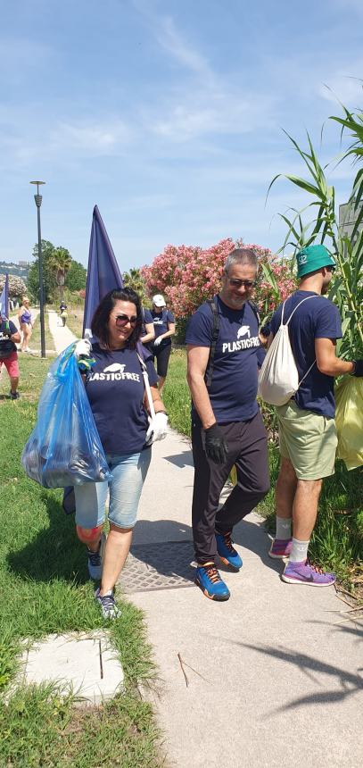 30 bottiglie di vetro e 10 sacchi di rifiuti: è tornata la raccolta Plastic Free a Vasto Marina 