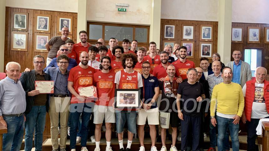 La città omaggia la Vasto Basket: “Avete scritto una pagina importante di storia”