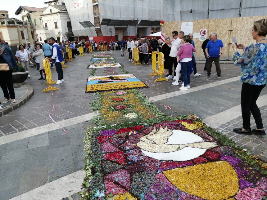 A Vasto il corteo del Corpus Domini lungo il colorato tappeto di fiori: “Preghiamo per la pace”