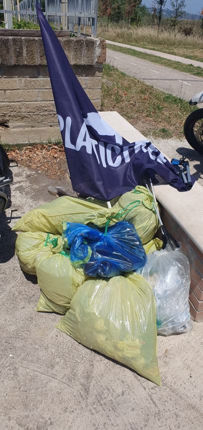 30 bottiglie di vetro e 10 sacchi di rifiuti: è tornata la raccolta Plastic Free a Vasto Marina 