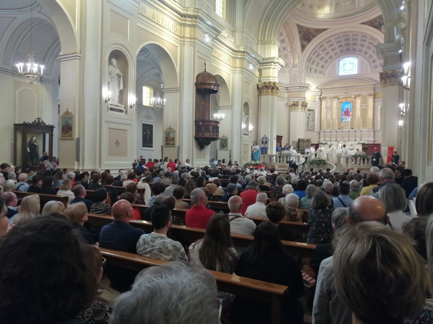 A Vasto il corteo del Corpus Domini lungo il colorato tappeto di fiori: “Preghiamo per la pace”