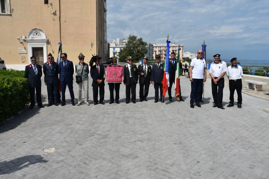 Cerimonia dell’alzabandiera a Piazza Sant’Antonio