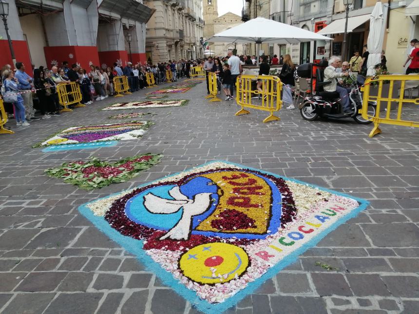 A Vasto il corteo del Corpus Domini lungo il colorato tappeto di fiori: “Preghiamo per la pace”