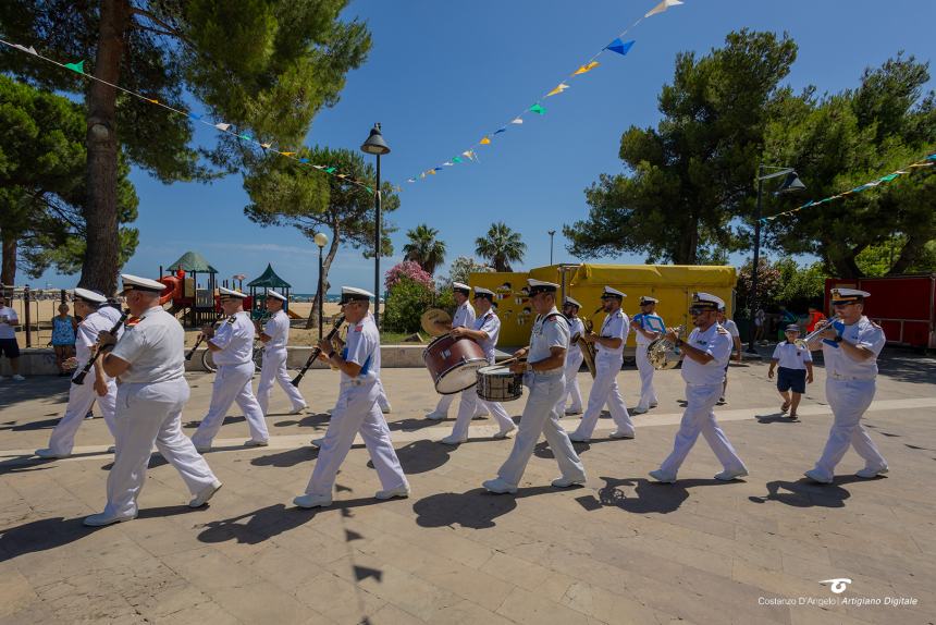 La  Fanfara  dell’Accademia Navale di Livorno incanta i bagnati sul lungomare