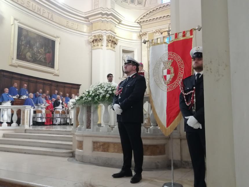 A Vasto il corteo del Corpus Domini lungo il colorato tappeto di fiori: “Preghiamo per la pace”