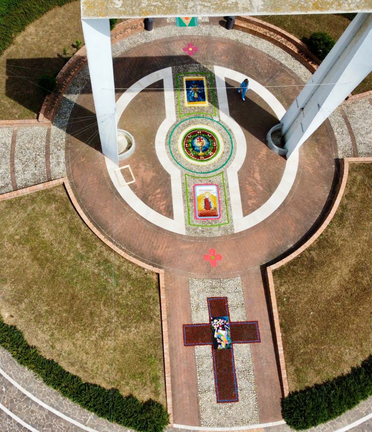 I colori dell’Infiorata alla Basilica della Madonna dei Miracoli di Casalbordino 