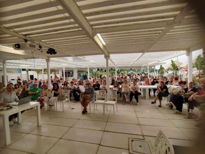 Collegio docenti dell'istituto "Achille Pace" in spiaggia