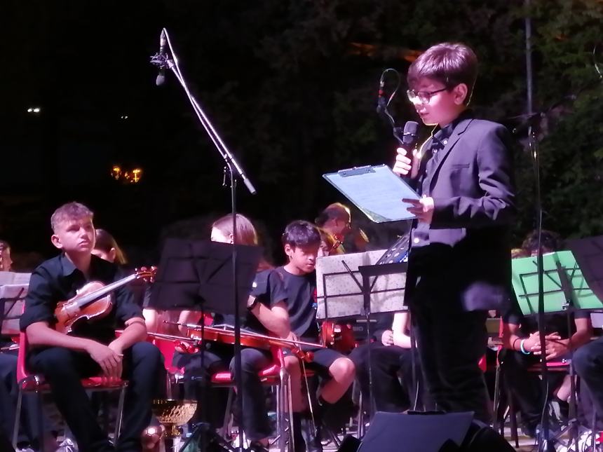 Musica, riflessioni e doni al concerto dell'Orchestra Rossetti: "Complimenti per la vittoria" 