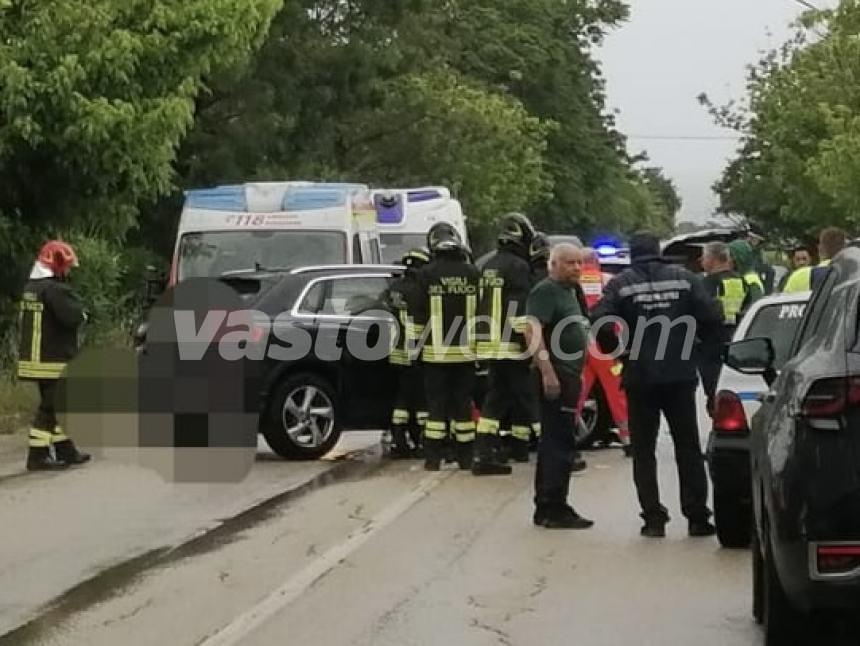 Frontale alla fine di via del Porto a Vasto, 5 persone in ospedale