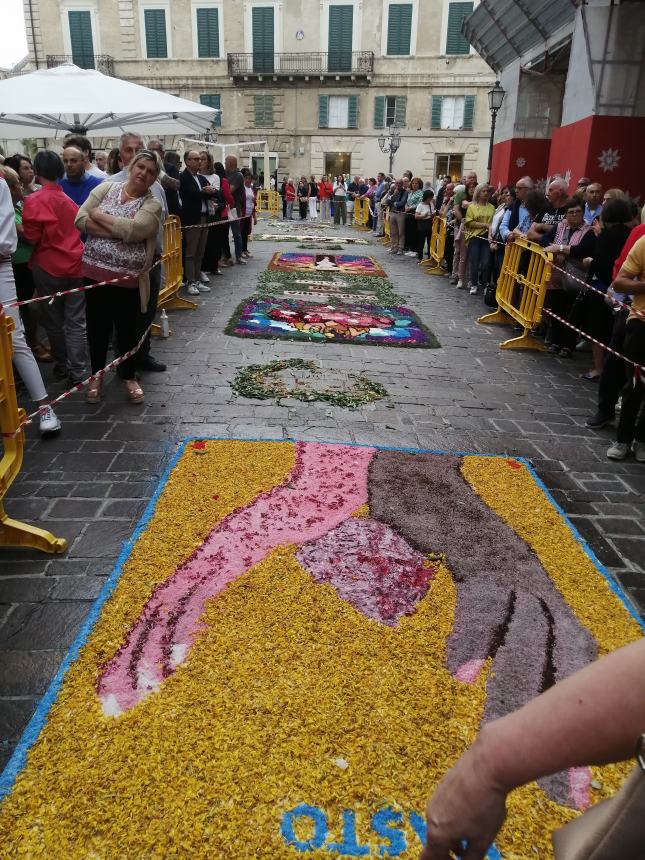 A Vasto il corteo del Corpus Domini lungo il colorato tappeto di fiori: “Preghiamo per la pace”