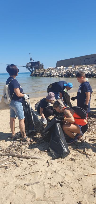 10 kg di rifiuti raccolti a Punta Penna, l'appello ai bagnanti: "Rispettiamo le nostre spiagge"