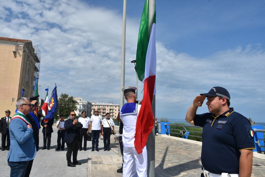 Cerimonia dell’alzabandiera a Piazza Sant’Antonio