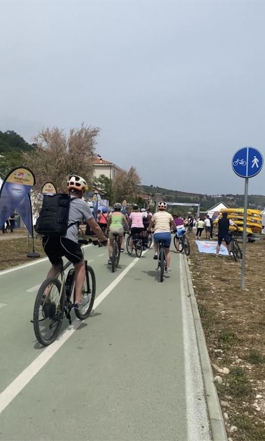 Cicloturisti belgi e italiani in Abruzzo per una settimana in bici tra montagne e mare