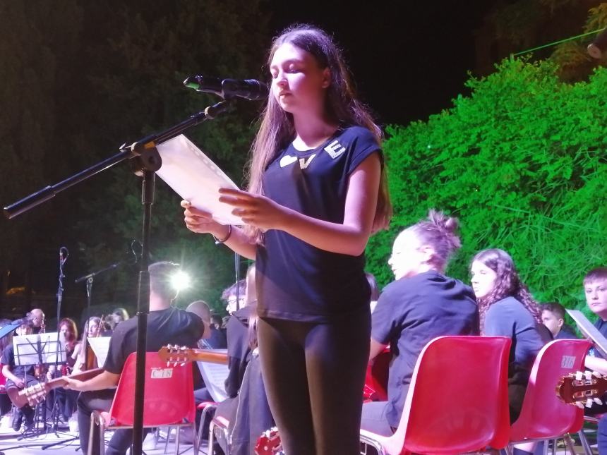 Musica, riflessioni e doni al concerto dell'Orchestra Rossetti: "Complimenti per la vittoria" 