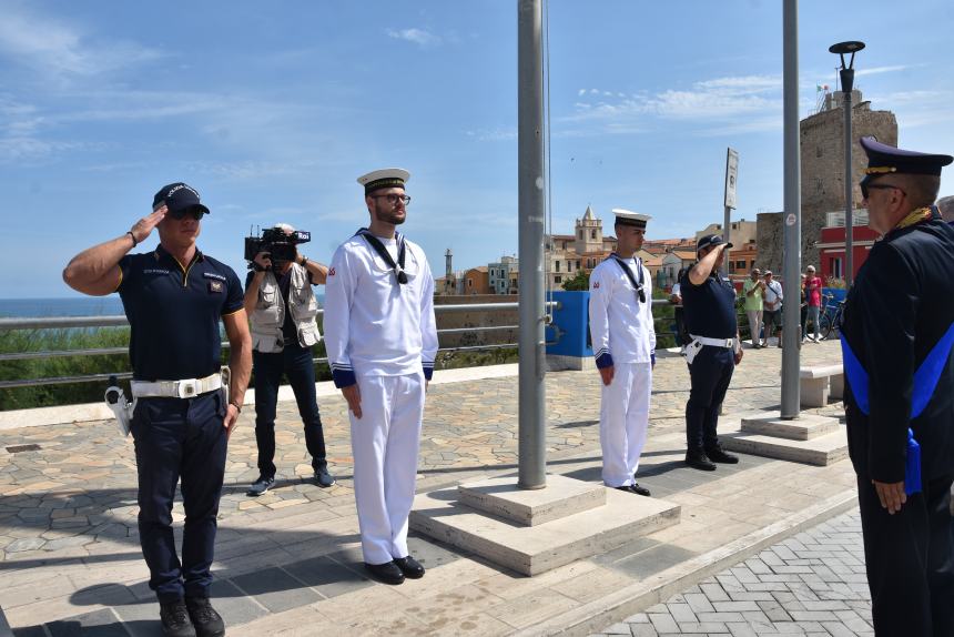 Cerimonia dell’alzabandiera a Piazza Sant’Antonio