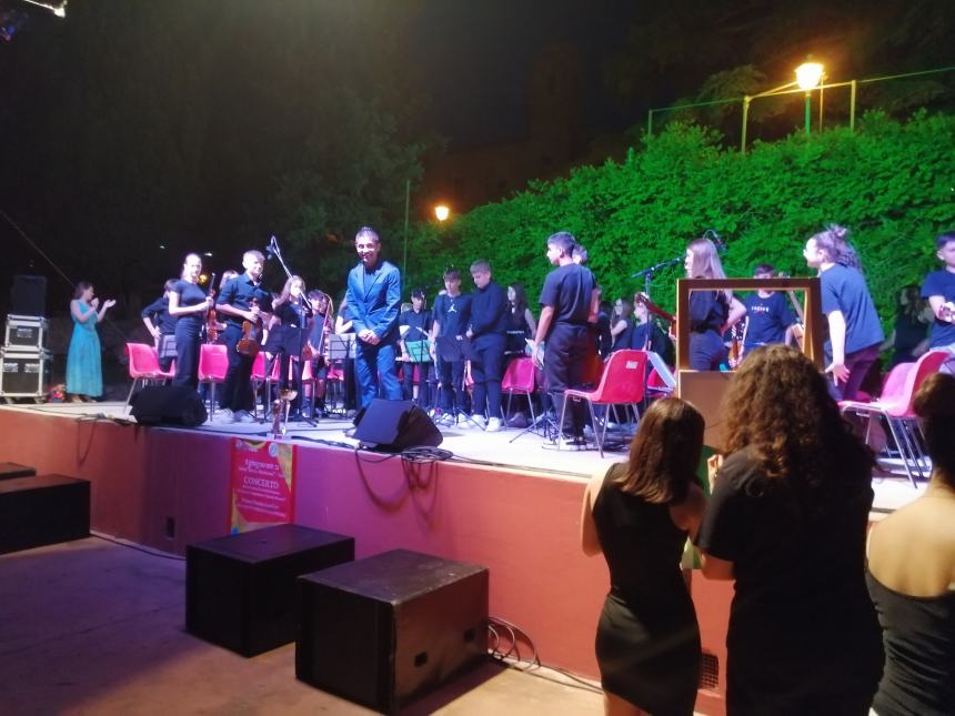 Musica, riflessioni e doni al concerto dell'Orchestra Rossetti: "Complimenti per la vittoria" 