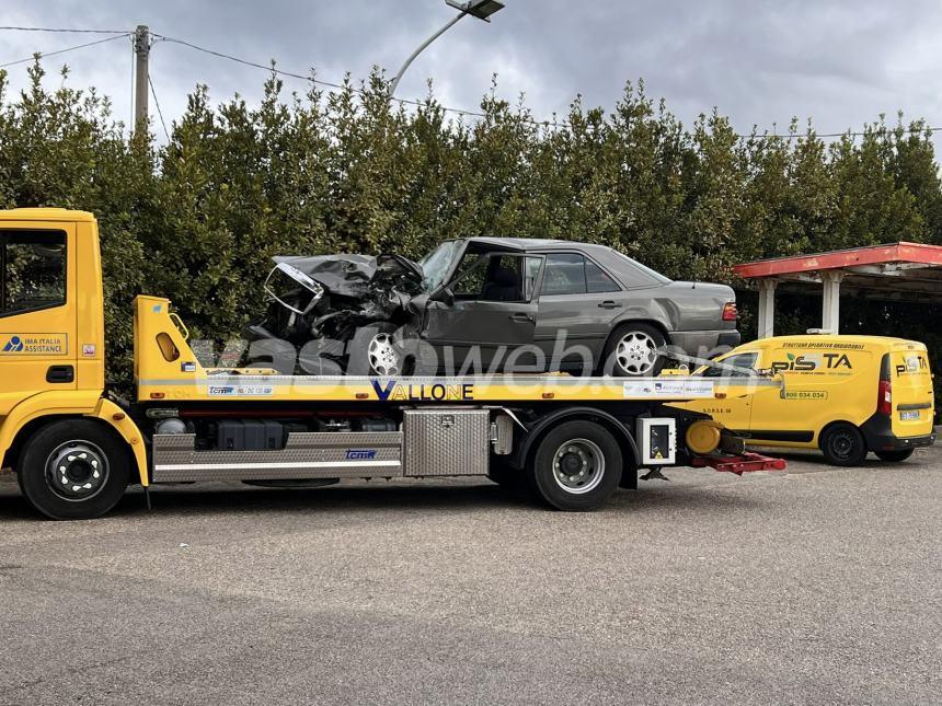 Frontale alla fine di via del Porto a Vasto, 5 persone in ospedale