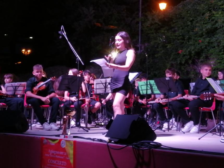 Musica, riflessioni e doni al concerto dell'Orchestra Rossetti: "Complimenti per la vittoria" 