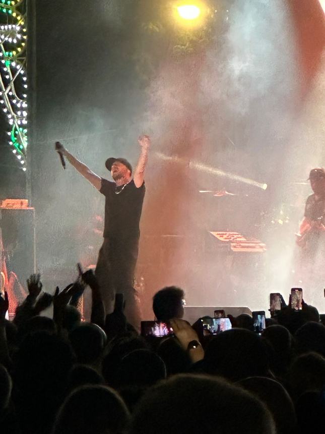 A Casalbordino piazza della Madonna dei Miracoli gremita per il concerto di Raf