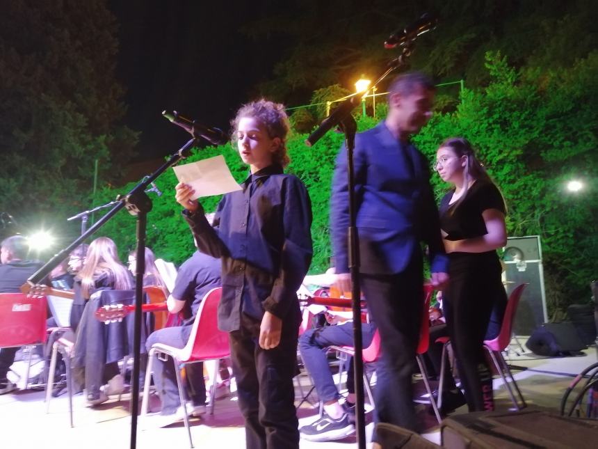 Musica, riflessioni e doni al concerto dell'Orchestra Rossetti: "Complimenti per la vittoria" 