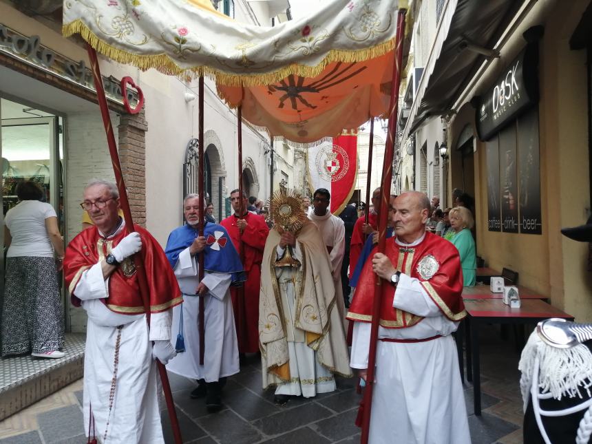 A Vasto il corteo del Corpus Domini lungo il colorato tappeto di fiori: “Preghiamo per la pace”