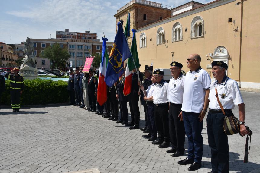 Cerimonia dell’alzabandiera a Piazza Sant’Antonio