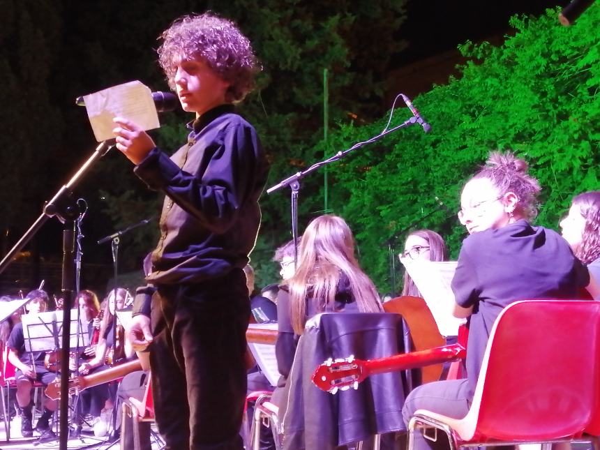 Musica, riflessioni e doni al concerto dell'Orchestra Rossetti: "Complimenti per la vittoria" 