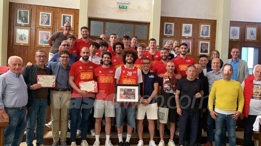 La città omaggia la Vasto Basket: “Avete scritto una pagina importante di storia”