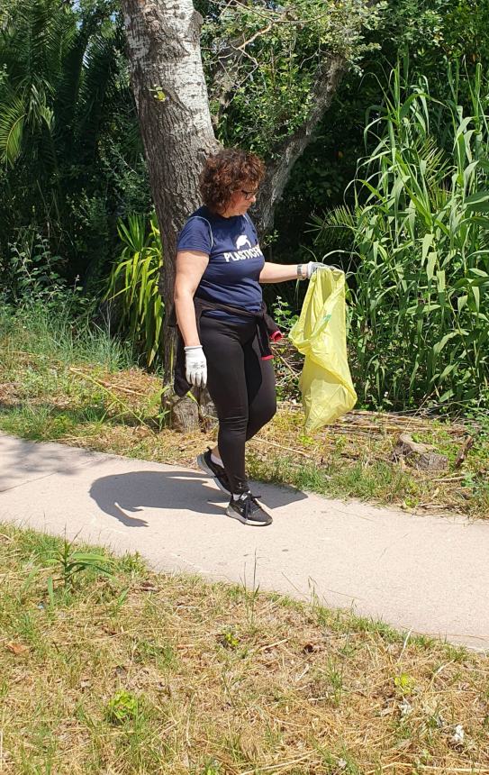 30 bottiglie di vetro e 10 sacchi di rifiuti: è tornata la raccolta Plastic Free a Vasto Marina 