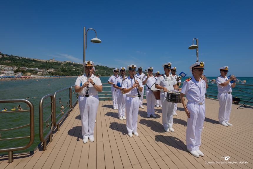 La  Fanfara  dell’Accademia Navale di Livorno incanta i bagnati sul lungomare