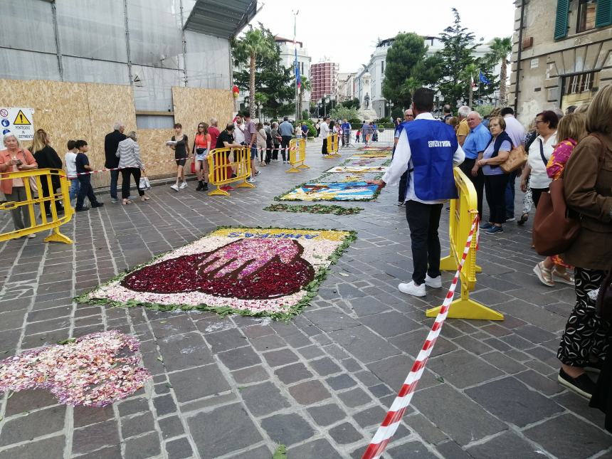 A Vasto il corteo del Corpus Domini lungo il colorato tappeto di fiori: “Preghiamo per la pace”