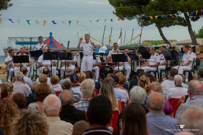 Tripla esibizione della Fanfara dell’Accademia navale di Livorno: “Applausi da cittadini e turisti” 