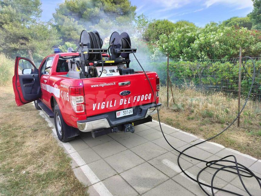 Fiamme lungo la pista ciclabile a Vasto Marina nei pressi dell'area Sic