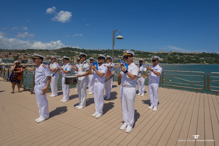 La  Fanfara  dell’Accademia Navale di Livorno incanta i bagnati sul lungomare