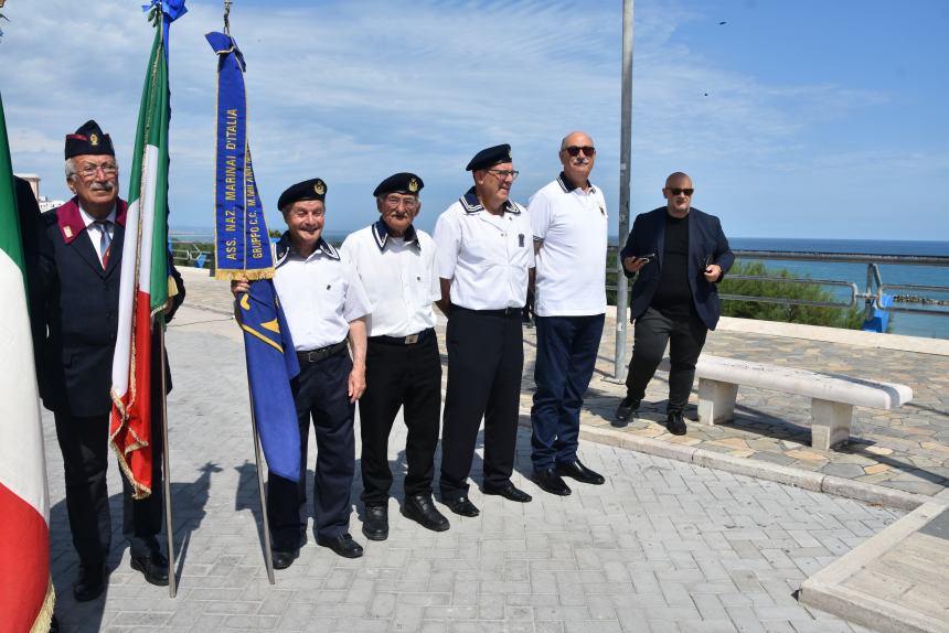 Cerimonia dell’alzabandiera a Piazza Sant’Antonio