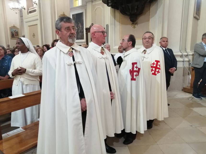 A Vasto il corteo del Corpus Domini lungo il colorato tappeto di fiori: “Preghiamo per la pace”