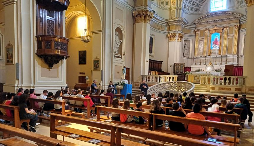 Studenti vastesi in visita a Santa Maria Maggiore e alla sua torre camapanaria 