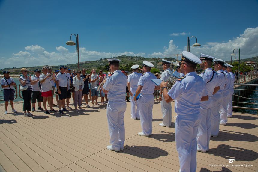 La  Fanfara  dell’Accademia Navale di Livorno incanta i bagnati sul lungomare